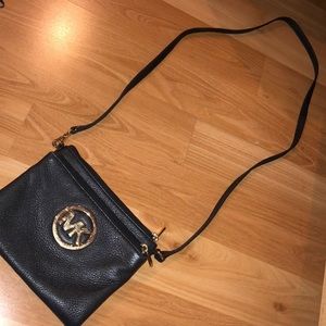 MICHAEL KORS BLACK CROSS BODY PURSE